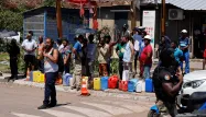 Les gens font la queue pour tenter d'avoir un peu de carburant.