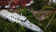 Deux bateaux de patrouille échoués par le tsunami de 2004 dans l'océan Indien et conservés dans la communauté de Banda Aceh le 25 décembre 2024, à la veille du 20e anniversaire du tsunami.