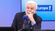 Frédéric Masquelier explique l'importance de la lever des drapeaux.