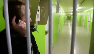 La contrôleure générale des prisons plaide pour un meilleur accès au téléphone fixe des détenus.