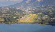 Chambéry : des défenseurs du climat bloquent temporairement l'accès à l'aéroport