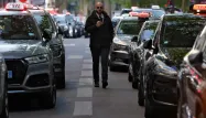 Plusieurs centaines de taxis bloquaient le boulevard Raspail lundi à Paris, près du ministère des Transports, pour protester contre les nouvelles conditions tarifaires du transport sanitaire et la concurrence des VTC.