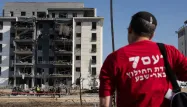 Un riverain devant un immeuble détruit en Israël.