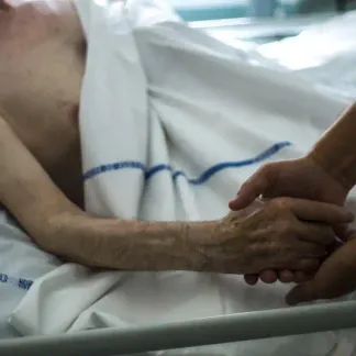 Dans un service de soins palliatifs.