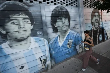 Au procès des professionnels de santé jugés pour négligences dans la mort de Maradona, les médecins qui ont pratiqué son autopsie donnent des détails sur les conditions de sa mort.