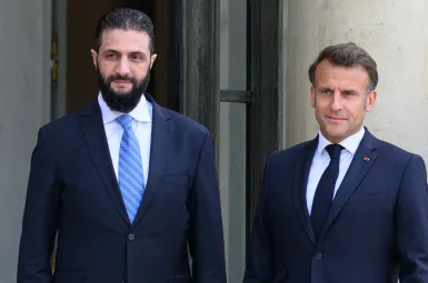 Emmanuel Macron recevant Ahmed al-Charaa à l'Élysée.