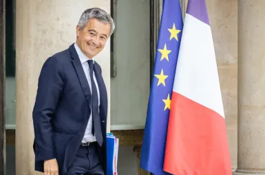 Gérald Darmanin a fait installer un pupitre ainsi que des drapeaux français et européens dans le jardin de son ministère.