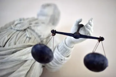 Vingt ans de prison ont été requis lundi devant la cour d'assises de Loire-Atlantique à l'encontre d'un père accusé d'avoir poussé sa fille de 18 ans du haut du pont de Saint-Nazaire en juin 2022. (Illustration)