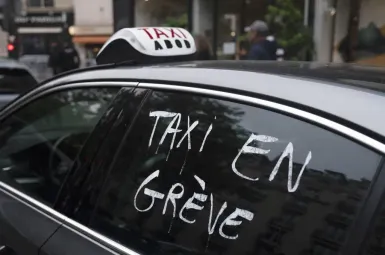 Les chauffeurs de taxis ont décidé de prolonger leur mobilisation et n'excluent pas de nouvelles actions d'ici mardi.