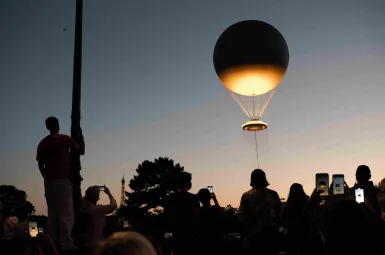 La vasque des JO de Paris fait son retour ce soir aux jardin des Tuileries, pour le plus grand bonheur des riverains