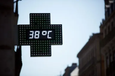 Avec des températures attendues jusqu'à 40°C et des risques "sévères" d'incendies, la canicule s'est abattue vendredi sur le sud de la France avec quatre départements en vigilance orange.