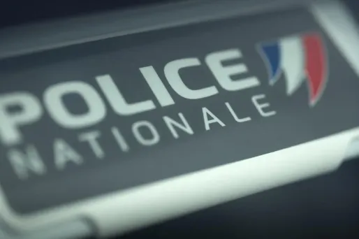 Quinze personnes, dont un policier, ont été mis en examen à Paris à l'issue du démantèlement cette semaine d'un important réseau d'importation et de revente de cannabis.