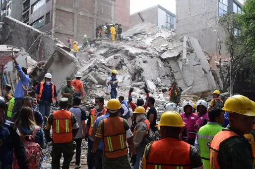 Les secours tentent de retrouver les disparus sous les décombres, à Mexico.
