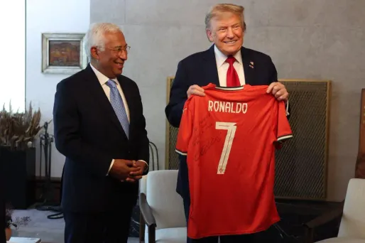 «Jouer pour la paix» : Donald Trump reçoit un maillot dédicacé de Cristiano Ronaldo en plein G7