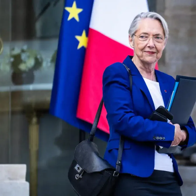 La ministre de l'Éducation Élisabeth Borne a affirmé dimanche avoir "les plus grands doutes sur la constitutionnalité" de l'interdiction du port du voile pour les filles de moins de 15 ans proposée par le parti Renaissance, dirigé par Gabriel Attal.